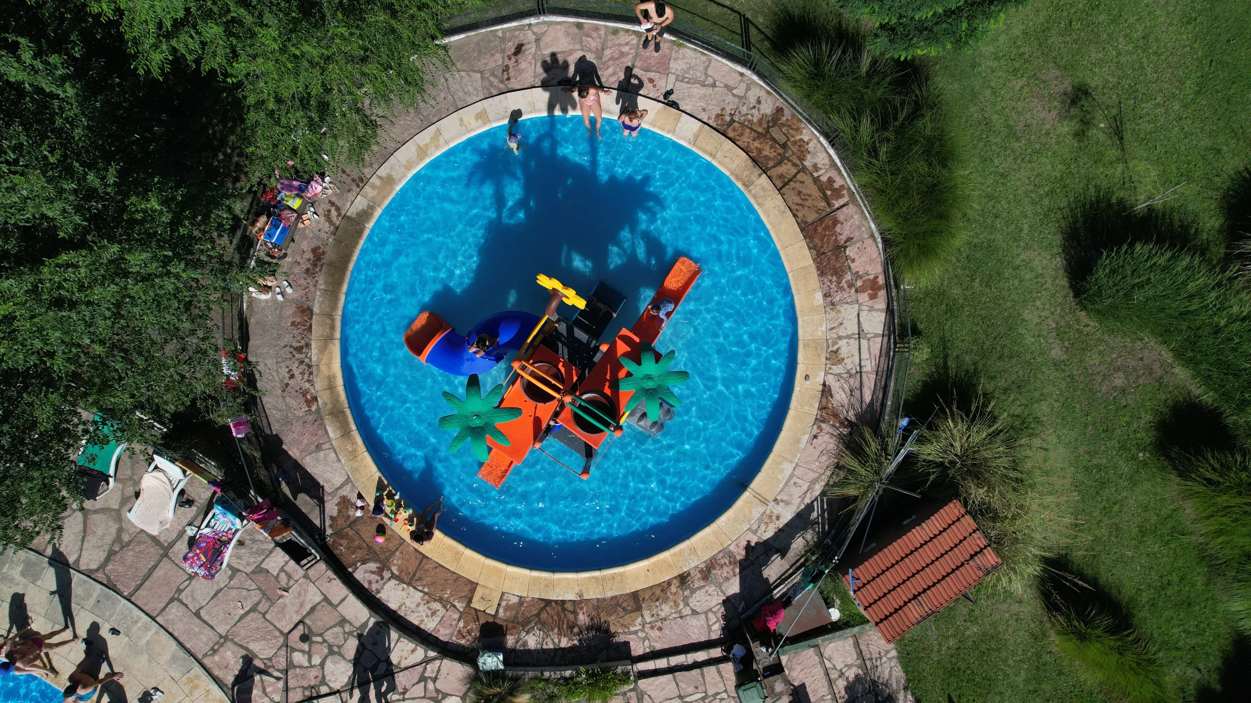 Vista aérea cenital de la pileta circular para chicos con su juego acuático de colores