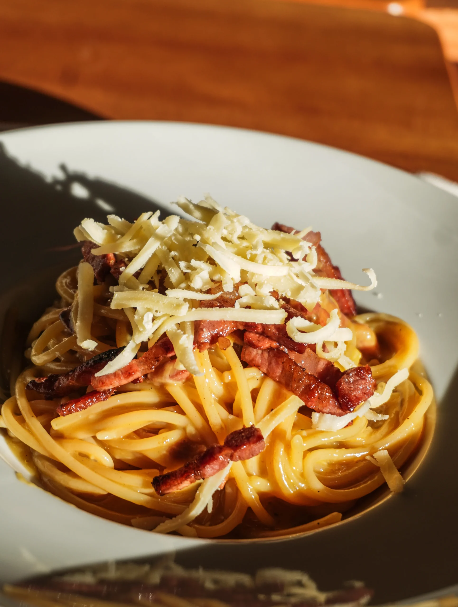 Plato de spaghetti a la carbonara con panceta y queso rallado